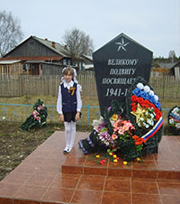 Памятник войнам-землякам, п. Мирный.