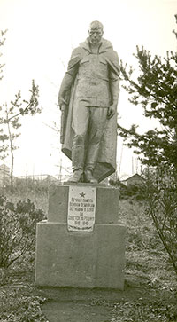 Памятник-монумент землякам, павшим на фронтах Великой Отечественной войны, д. Большие Дворища.
