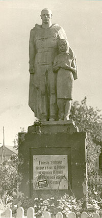 Памятник-монумент погибшим воинам-землякам, д. Сидоровское.