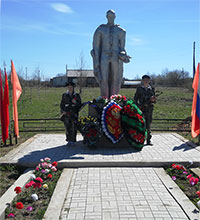 Памятник воинам-землякам, погибшим в годы Великой Отечественной войны 1941-1945 гг., д. Скородумка.