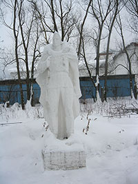 Памятник неизвестному солдату у Вохтожской школы № 2, п.  Вохтога.