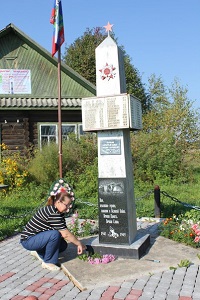Народный памятник погибшим землякам в деревне Заэрап.
