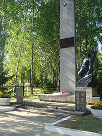 Памятник войнам-землякам, п. Кадуй, площадь Победы.