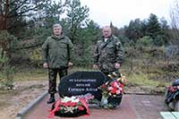 Командир Вологодского поискового отряда Иван Дьяков и руководитель регионального отделения ООД «Поисковое Движение России» в Республике Алтай Александр Вилисов у памятного знака у разъезда Холмище Кадуйского района Вологодской области