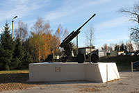 Памятник воинам 55 отдельного зенитно-артиллерийского дивизиона, защищавшим небо Кадуя от налетов фашистской авиации (1942–1943 гг.), п. Кадуй.