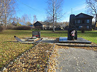 Братская могила воинам-землякам, погибшим в годы Великой Отечественной войны и памятник погибшим 9 мая 1943 года на андогской земле: Калашникову Евгению Васильевичу и Сигриянскому Вениамину Леонидовичу, с. Никольское.