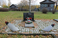 Братская могила воинам-землякам, погибшим в годы Великой Отечественной войны и памятник погибшим 9 мая 1943 года на андогской земле: Калашникову Евгению Васильевичу и Сигриянскому Вениамину Леонидовичу, с. Никольское.