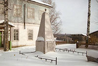 Памятник погибшим землякам Емельяновского сельсовета у здания школы, д. Шатенево.