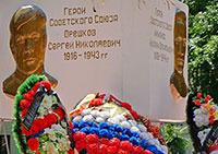 Памятник Героям Советского Союза Сергею Николаевичу Орешкову и Николаю Васильевичу Мамонову, г. Сокол, Пионерский парк. Барельефы Героев