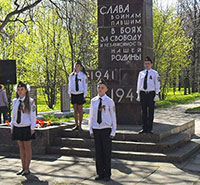 Памятник работникам Сокольского целлюлозно-бумажного комбината, погибшим в годы Великой Отечественной войны 1941-1945 гг., г. Сокол. Почетный караул