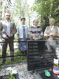 Памятная доска на братской могиле, погибшим при пожаре учительнице и детям в 1943 году, г. Сокол. Митинг