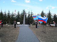 Памятный знак летчикам-истребителям и техникам 27-го запасного авиационного полка. Сокольский район, около Кадникова. Перед открытием памятника