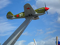 Памятный знак летчикам-истребителям и техникам 27-го запасного авиационного полка. Сокольский район, около Кадникова