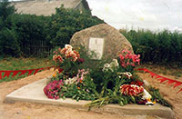 Памятный камень Герою Советского Союза Николаю Васильевичу Мамонову, Сокольский район, деревня Пашенино.