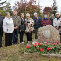 Памятный камень Герою Советского Союза Николаю Васильевичу Мамонову, Сокольский район, деревня Пашенино.