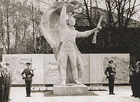 Памятник работникам Сокольского лесопильно-деревообрабатывающего комбината им. В.С. Мусинского, погибшим в годы Великой Отечественной войны 1941-1945 гг., г. Сокол.
Памятник открыт 9 мая 1989 года. Скульптор А.М. Врубель, архитектор Е.Г. Ефремов, автор композиции В.В. Кучумов.