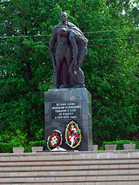 Памятник «Павшим землякам устюжанам в войне 1941-1945 г.», г. Устюжна, Соборная площадь.