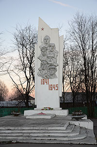 Памятник «Павшим землякам устюжанам в войне 1941-1945 г.», г. Устюжна, Соборная площадь.