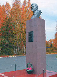 Памятник Герою Советского Союза Василию Николаевичу Прокатову, г. Харовск.