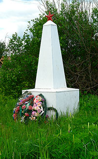 Обелиск погибшим землякам, д. Думино.