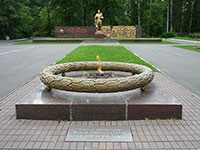 Мемориал Боевой славы с Вечным огнем, стелой, скульптурой воина, братским кладбищем советских воинов, г. Череповец.