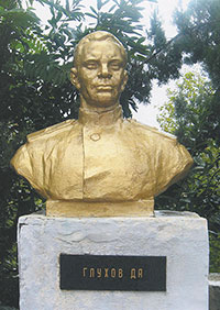 Памятник Герою Советского Союза Дмитрию Андреевичу Глухову, г. Череповец