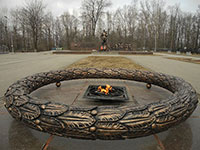 Мемориал Боевой славы с Вечным огнем, стелой, скульптурой воина, братским кладбищем советских воинов, г. Череповец.