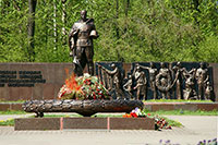 Мемориал Боевой славы с Вечным огнем, стелой, скульптурой воина, братским кладбищем советских воинов, г. Череповец.