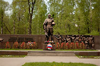 Мемориал Боевой славы с Вечным огнем, стелой, скульптурой воина, братским кладбищем советских воинов, г. Череповец.