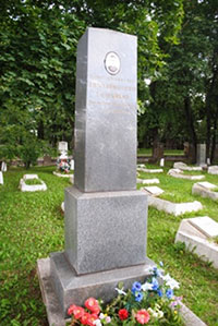 Надгробный памятник на могиле летчика, Героя Советского Союза А.Н. Годовикова, г. Череповец.