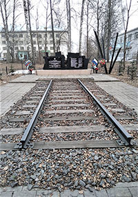 Памятник железнодорожникам, самоотверженно трудившимся на станции Бабаево Вологодской области в годы Великой Отечественной войны