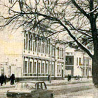 Слева – здание, в котором в годы войны размещался горком ВКП(б), ул. Марии Ульяновой, д. 7