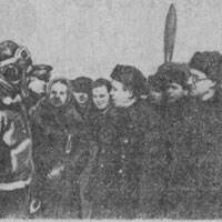 На снимке: командир части Герой Советского Союза В.А. Мациевич беседует с членами делегации трудящихся Вологодской области. Снимок сделан в марте 1944 года.