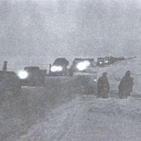 Доставка продовольствия в Ленинград ночью по льду Ладожского озера.