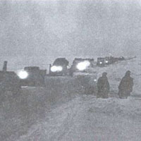 Доставка продовольствия в Ленинград ночью по льду Ладожского озера.