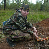 Командир поискового отряда «Путь воина» (г. Вологда) Марина Петрова на раскопе. Парфинский район, Новгородская область. Август 2017 г. 