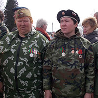 Последние почести погибшим бойцам… В. А. Зайцева и М. Р. Петрова (поисковый отряд «Путь воина», г. Вологда) на захоронении останков советских воинов на мемориале «Мясной Бор» в Новгородской области. 