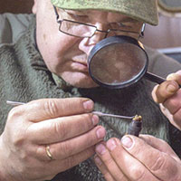 Иван Александрович Дьяков, командир Вологодского поискового отряда, за расшифровкой «смертного» медальона