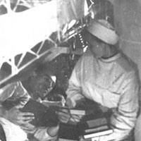 Младшая медсестра, зав. библиотекой ВСП-312 М.Чащина раздает раненым книги.