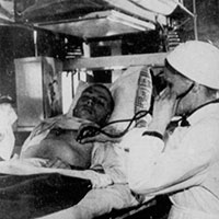 Ординатор Т.М. Дьячкова на обходе у больных.