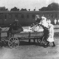 Прибытие к поезду повозки с ранеными партизанами.