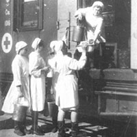 Сандружинницы получают из кухни обед для раненых.