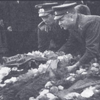 Возложение венков во время захоронения останков 1966 год, село Ошта.