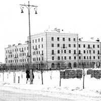 Дом №20 на улице Беляевавологжане называют «немецким» и считают, что его построили пленные. Фотография 1956 года.