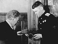 М.И. Калинин вручает Л.И. Елькину орден Ленина и медаль «Золотая Звезда Героя Советского Союза»