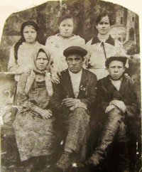 И.Н. Фролов с семьёй (нижний ряд, крайний справа)