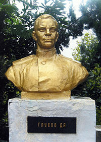 Памятник Герою Советского Союза Дмитрию Андреевичу Глухову в г. Череповеце