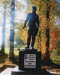 Памятник Герою Советского Союза И.П. Малозёмову в д. Буброво Белозерского р-на