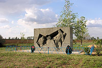Монумент над могилой пяти героев-танкистов около с. Новая Надежда (скульптор А.В. Голованов)