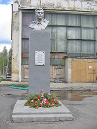 Памятник Герою Советского Союза Василию Николаевичу Прокатову установлен в г. Харовске. (Скульптор А. Щепелкин)